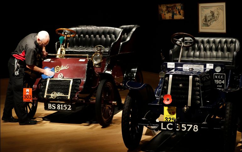 Un empleado de la casa de subastas Bonhams limpia un auto Cadillac Model A 6.5hp del año 1904 que será vendido en un precio ente los 73 mil y los 84 mil euros. AP / F. Augstein