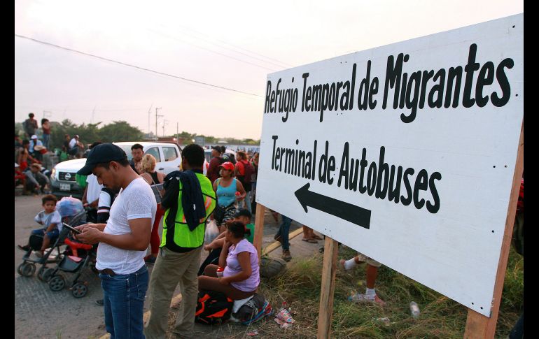 La caravana migrante integrada por personas de Honduras, El Salvador y Guatemala, decidió de último momento cambiar la ruta y hacer la siguiente parada en el municipio de Matías Romero, en Oaxaca. NTX / F. Estrada