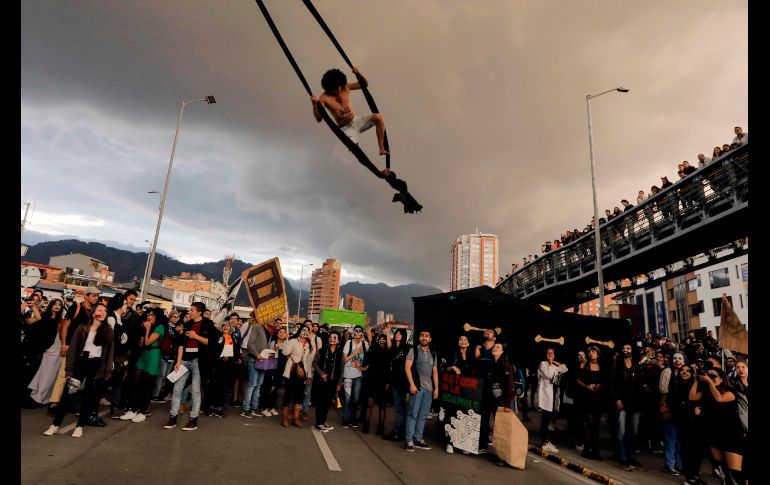 Un estudiante hace una exhibición de sus habilidades durante una protesta en Bogotá para exihir el aumento al presupuesto para la educación terciaria en Colombia. AFP / J. Vizcaíno