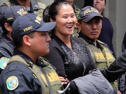 Keiko Fujimori (c), principal líder de la oposición en Perú, reacciona mientras es trasladada a un penal para cumplir prisión preventiva. EFE/E. Arias