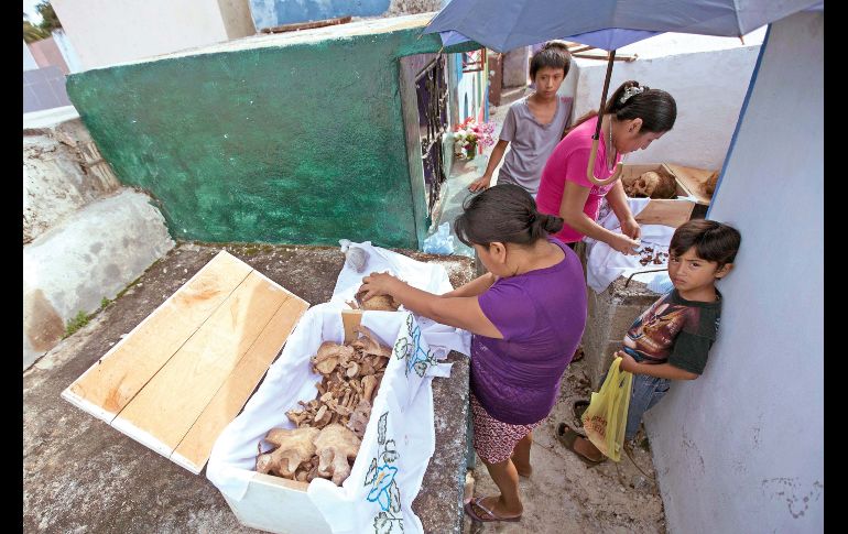 Según el ritual, después del fallecimiento de una persona se espera entre dos y tres años para realizar la exhumación del cadáver. SUN