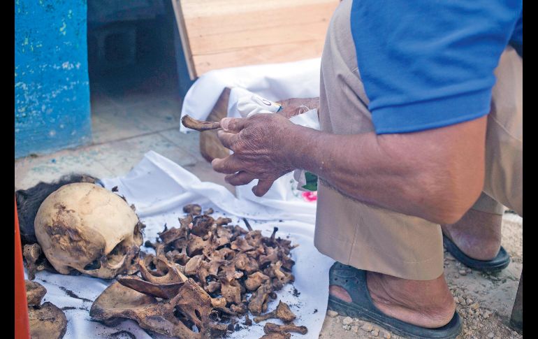 Los restos se colocan en una caja pequeña y son envueltos en tela. SUN