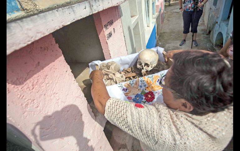 Mientras se hace la limpieza, se cuentan anécdotas y se ora. SUN