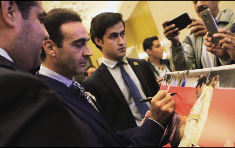 Enrique Ponce firma un cartel, tras su presentación para la corrida de este domingo en el coso tapatío. Con él alternarán Juan Pablo Sánchez y Sergio Flores. EL INFORMADOR / E. Barrera