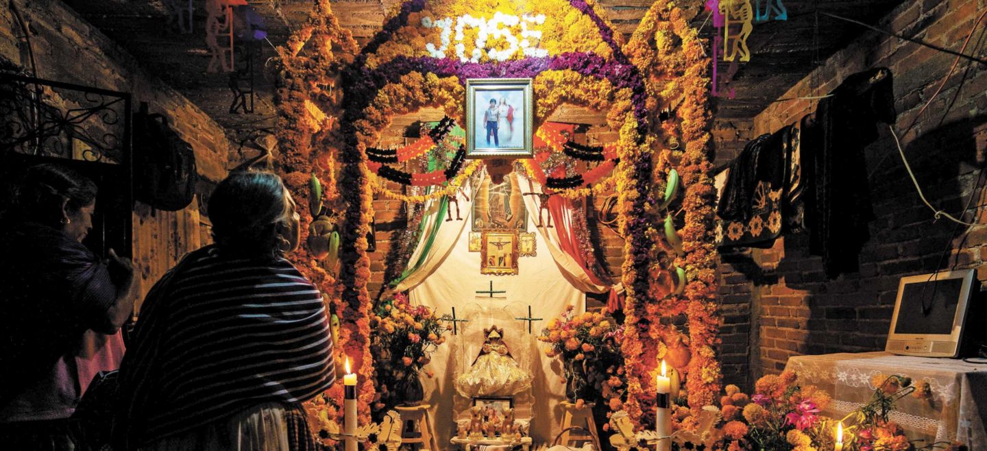 Ofrendar, en el Día de Muertos, es compartir con los difuntos el pan, la sal, las frutas, los manjares culinarios, el agua y el vino. SUN /