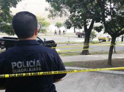 Los oficiales se dirigían presuntamente a atender un llamado y en el camino colisionaron contra un taxi; dañaron también un poste de energía eléctrica. ESPECIAL /