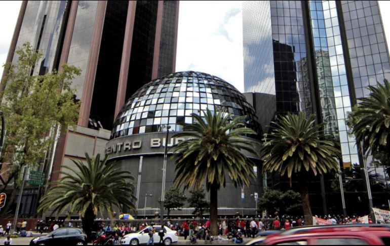 En la semana que concluye, el mercado de valores tuvo una semana corta en la que acumuló una pérdida de 0.78 por ciento, derivado de la alta volatilidad que generó el anuncia de la cancelación del NAICM. NTX / ARCHIVO