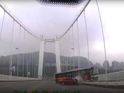 Un carro cercano graba al autobús chocando contra otro vehículo, embistiendo la baranda y cayendo al Yangtze, uno de los ríos más grandes del suroeste de China. YOUTUBE / CGTN
