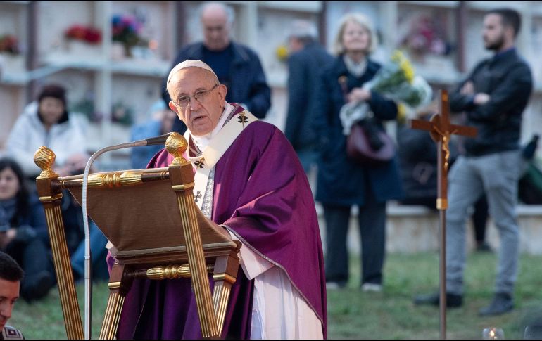 El Laurentino es el cuarto cementerio romano en el que Francisco ha celebrado la misa de difuntos. AFP / T. Fabi