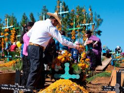 Con un video difundido en su cuenta de Twitter, López Obrador bromeó respecto al mes de noviembre, del cual precisó: ''Dichoso mes que empieza con Todos Santos y termina con San Andrés''. EFE / R. Pardo