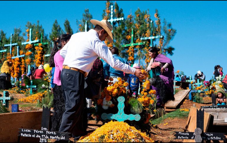 Con un video difundido en su cuenta de Twitter, López Obrador bromeó respecto al mes de noviembre, del cual precisó: ''Dichoso mes que empieza con Todos Santos y termina con San Andrés''. EFE / R. Pardo