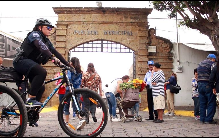 Tan solo el año pasado, elementos de seguridad contabilizaron la asistencia de unas 350 mil personas que visitaron a sus familiares y se encargaron de limpiar y adornar las tumbas. ESPECIAL/