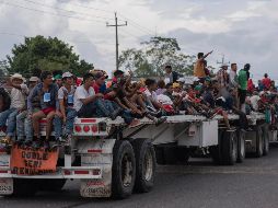 Desde la tarde de este viernes, los viajeros pedían aventones para llegar hasta Acayucan y algunos lo hacían caminando. EFE/A. Hernández
