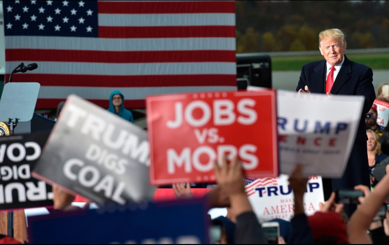Trump declaró que lanzar piedras sería visto como una amenaza letal. AFP/N. Kamm