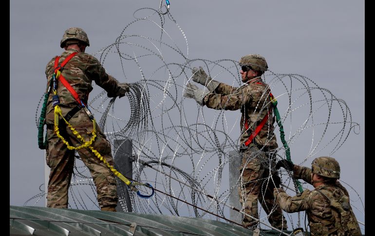 Fuerzas armadas de Estados Unidos comenzaron a instalar nuevos alambres cortantes en la zona cercana al puente fronterizo entre McAllen, Texas y Reynosa, Tamaulipas. AP / E. Gay