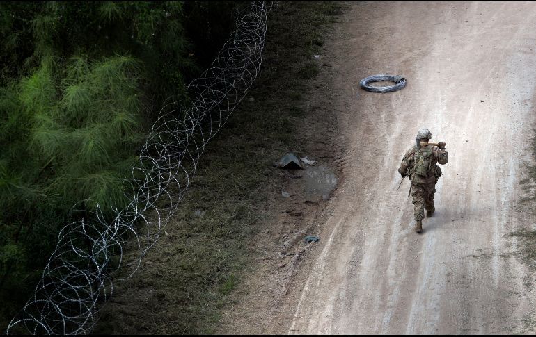 Fuerzas armadas de Estados Unidos comenzaron a instalar nuevos alambres cortantes en la zona cercana al puente fronterizo entre McAllen, Texas y Reynosa, Tamaulipas. AP / E. Gay