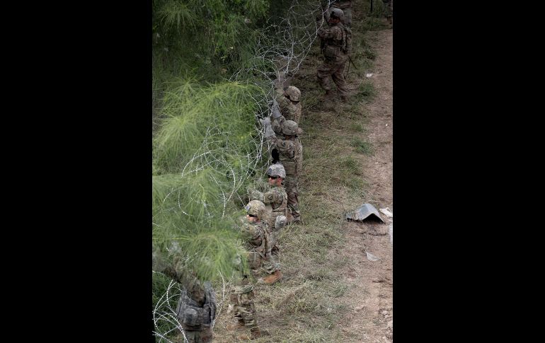 Fuerzas armadas de Estados Unidos comenzaron a instalar nuevos alambres cortantes en la zona cercana al puente fronterizo entre McAllen, Texas y Reynosa, Tamaulipas. AP / E. Gay
