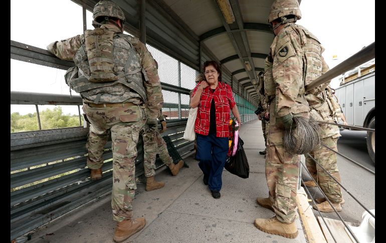 Fuerzas armadas de Estados Unidos comenzaron a instalar nuevos alambres cortantes en la zona cercana al puente fronterizo entre McAllen, Texas y Reynosa, Tamaulipas. AP / E. Gay
