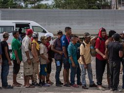 Miembros de la caravana migrante, hacen fila para recibir alimentos, a su llegada al estado de Veracruz. EFE/A. Hernández