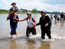 El grupo se acercó al puente internacional Rodolfo Robles, donde agentes federales les impidieron el paso y les indicaron que la forma de ingresar al país era solicitando refugio, a lo que los migrantes se negaron. AFP / J. Ordonez