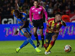 Sebastián Vegas (d) de Morelia disputa el balón con Enner Valencia (i) de Tigres. EFE/L. Granados