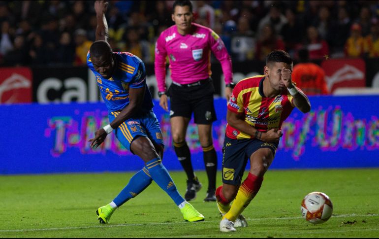 Sebastián Vegas (d) de Morelia disputa el balón con Enner Valencia (i) de Tigres. EFE/L. Granados