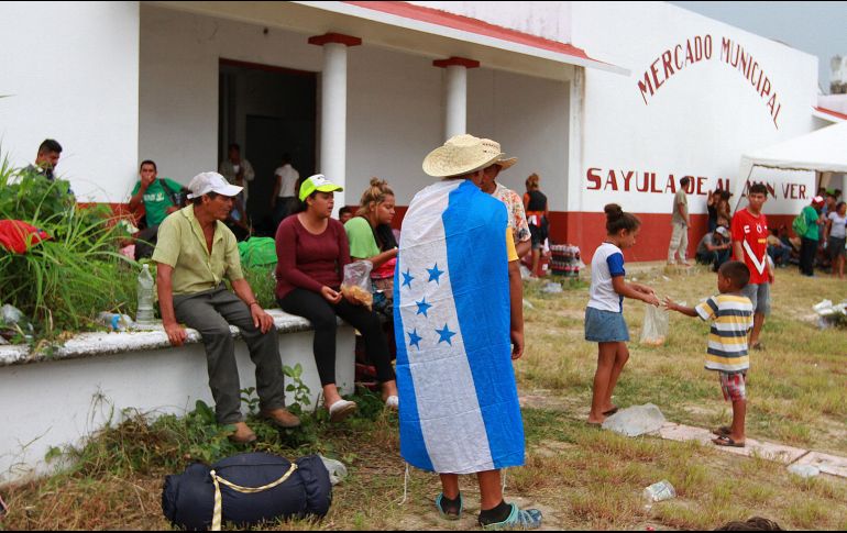 Yunes ofreció a los viajeros ir a una ciudad veracruzana más al sur del estado. NTX / F. Estrada