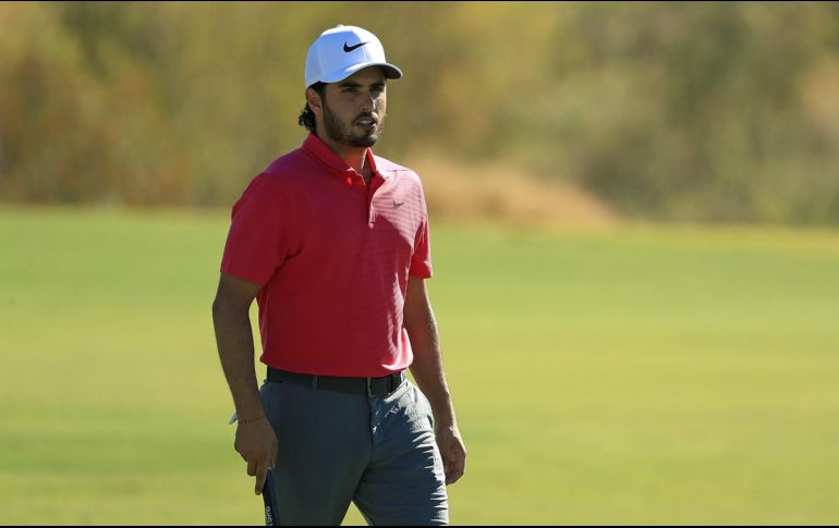 Abraham Ancer camina hacia el hoyo 18. AFP/M. Ehrmann