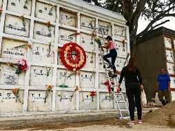 La familia de Juan José Morales visitó su cripta para dejarle flores en el Día de Muertos. EL INFORMADOR/R. Bobadilla