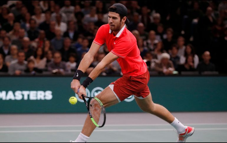 Khachanov se medirá por el título contra el vencedor del duelo entre el suizo Roger Federer y el serbio Novak Djokovic. AP / M. Euler