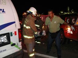 En el lugar se encuentra un vehículo con marcas de choque, en su interior se hallaban tres hombres prensados y el cuerpo de otro en la cinta asfáltica; dos de ellos se reportan en estado grave y uno más en estado regular. EL INFORMADOR / ARCHIVO