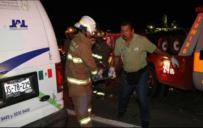 En el lugar se encuentra un vehículo con marcas de choque, en su interior se hallaban tres hombres prensados y el cuerpo de otro en la cinta asfáltica; dos de ellos se reportan en estado grave y uno más en estado regular. EL INFORMADOR / ARCHIVO