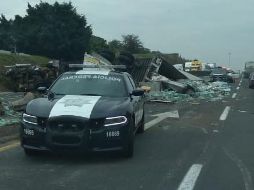 El tráiler, que transportaba bebidas energéticas, quedó volcado metros después de la camioneta obstruyendo ambos sentidos de la vía. ESPECIAL/ Protección Civil Jalisco