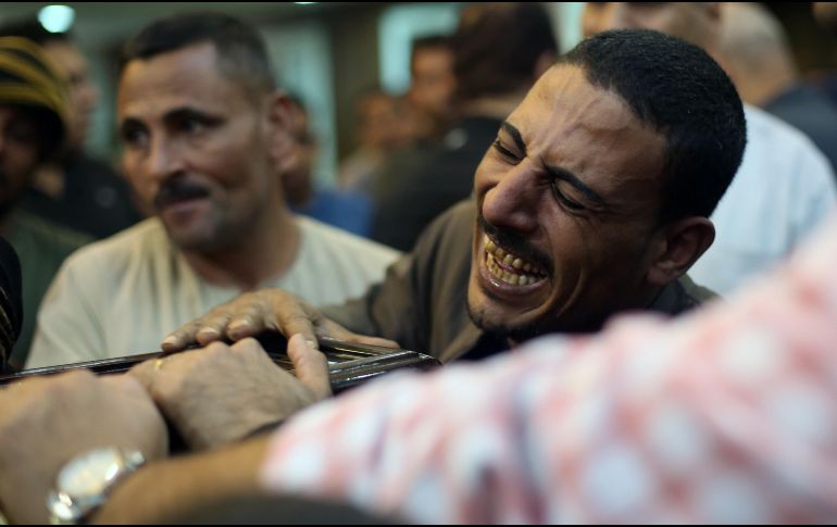 Durante el funeral, un sacerdote y miembros de la congregación oraron y cantaron sobre una fila de ataúdes blancos. EFE/STR