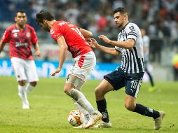 Guillermo Madrigal (d) de Rayados de Monterrey disputa el balón con Rodrigo Noya (i) de Tiburones Rojos de Veracruz. EFE/M. Sierra