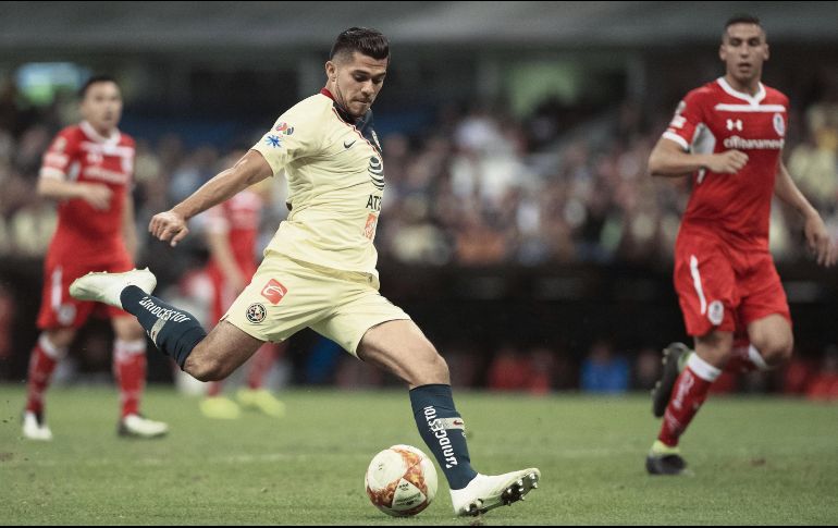 Henry Martin jala el gatillo con su pierna derecha para dar el empate a las Águilas, ante un aguerrido equipo escarlata. MEXSPORT