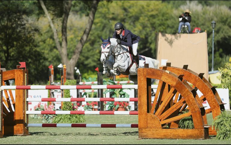 Carlos Hank Jr. realiza su recorrido durante el Clásico celebrado ayer. Anwar Esquivel