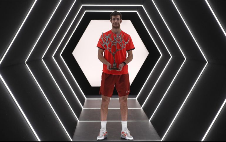 Khachanov, de 22 años, se posición en el lugar 11 de la clasificación ATP tras este título. EFE / I. Langsdon