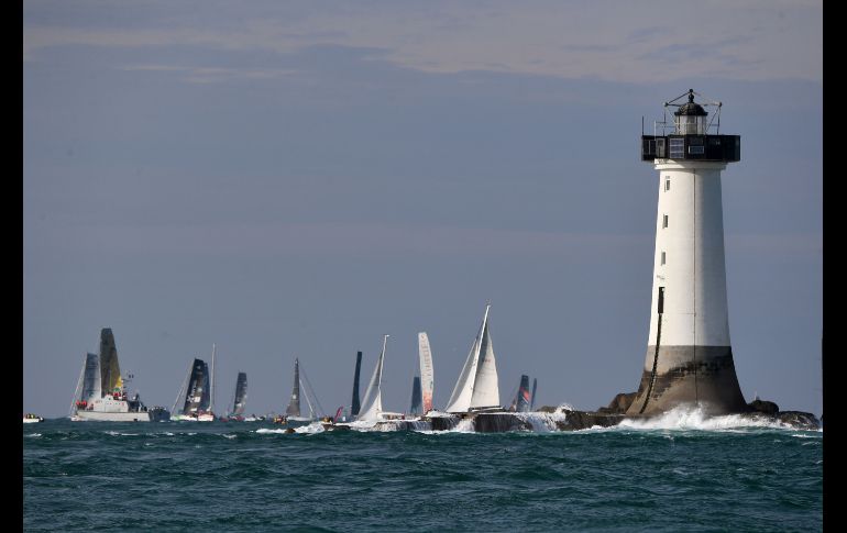 Competidores aguardan el inicio de una prueba de regata en el marco de la 