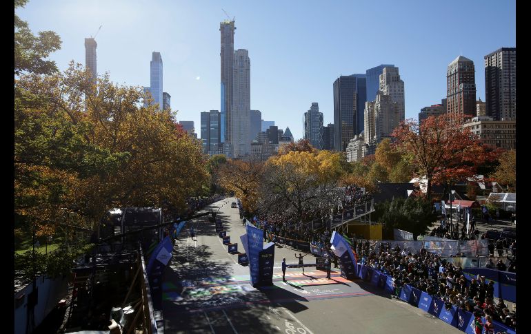 El etíope Lelisa Desisa cruza la meta para ganar el Maratón de Nueva York en la categoría varonil. AP/S. Wenig