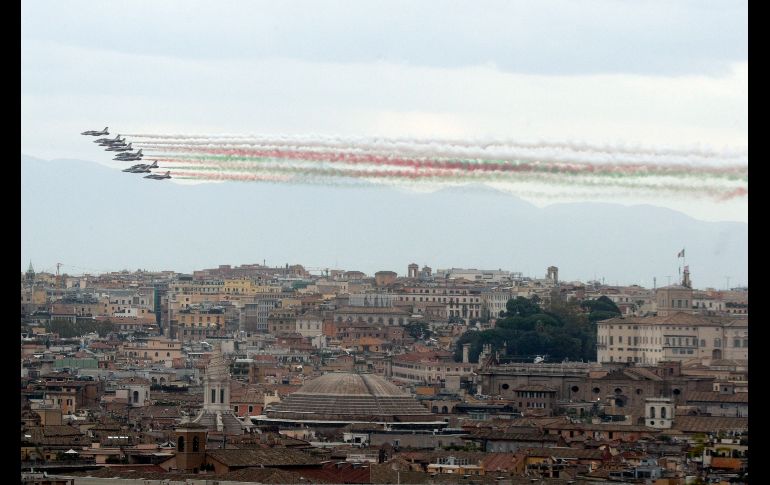 El equipo acrobático de la Fuerza Aérea italiana sobrevuela Roma por el 100 aniversario del fin de la Primera Guerra Mundial y el Día de las Fuerzas Armadas. AP/G. Borgia