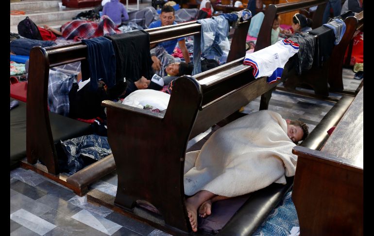 Miembros de la caravana migrante descansan hoy en Puebla, Puebla. Unos 150 centroamericanos, integrantes de la primera caravana migrante que entró a México el 19 de octubre, llegaron la noche de este sábado al estado. EFE/H. Ríos
