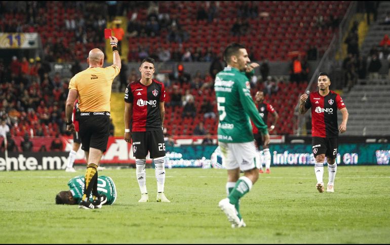 Cristian Calderón fue expulsado por un golpe a Luis Montes, que el VAR revisó, sin embargo Francisco Chacón desechó la revisión. EL INfORMADOR / A. Camacho