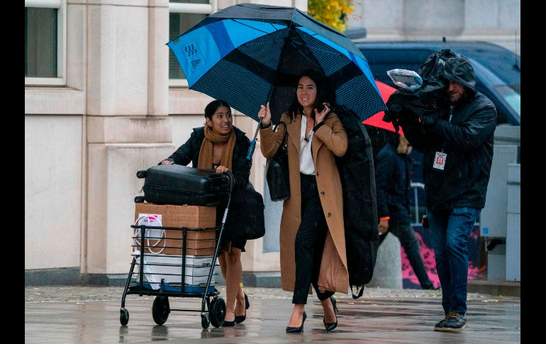 Miembros del cuerpo de defensa de Joaquín Guzmán arriban a la Corte con cajas que contienen la documentación del caso. AFP / D. Emmert