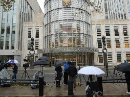 Miembros de diferentes medios de comunicación esperan frente al tribunal del Distrito Sur en Brooklyn durante la audiencia de selección de jurado para el juicio de Joaquín 