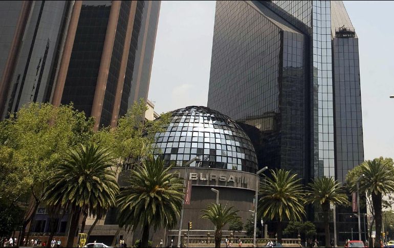 En el mercado accionario local se opera con un volumen de 1.6 millones de títulos, por un importe económico de 38.6 millones de pesos. AFP / ARCHIVO