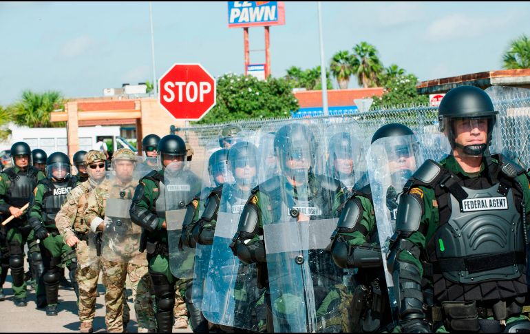 La práctica se dará una semana después de que agentes de la CBP bloquearan el Puente Internacional Paso del Norte, para realizar una práctica con equipo antidisturbios a fin de capacitarse para la posible llegada de los grupos migrantes. AFP / F. Cullen