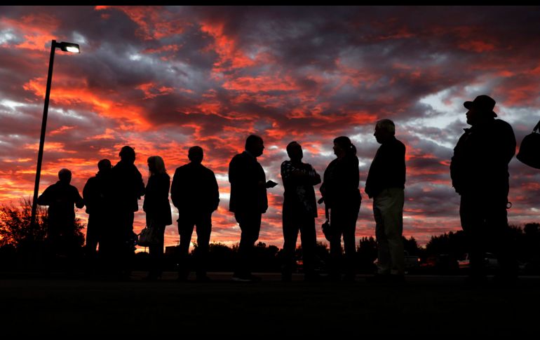 Ciudadanos hacen fila afuera de un templo en Owasso, estado de Oklahoma, para votar en las elecciones intermedias de Estados Unidos. AP/Tulsa World/M. Simons