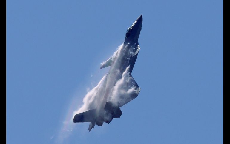 Un avión indetectable por radar A J-20, del ejército chino, se presenta en la Exposición Internacional de Aviación y Aeroespacio de China, que se celebra en la ciudad de Zhuhai. AP/K. Cheung