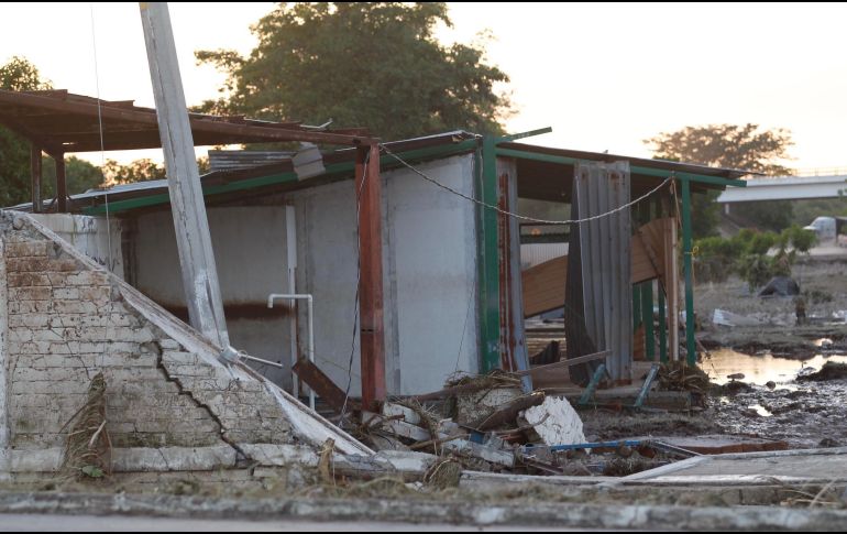 Personal del gobierno del estado continúa con los trabajos de limpieza y reconstrucción también en el municipio de Huajicori, ahora en el Paso a Guamuchilar. NTX / ARCHIVO
